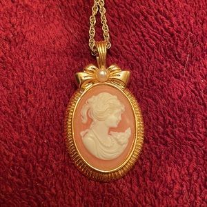 Vintage Avon Cameo Pendant Necklace